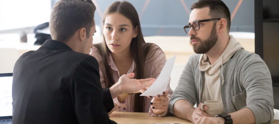 couple, upset, with, offers